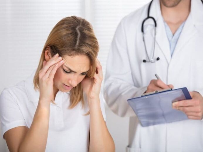 Paciente con alteración del cerebro en el médico